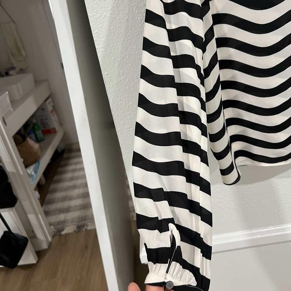💟 Banana Republic black & while striped blouse with front opening -XXS - Picture 4 of 12